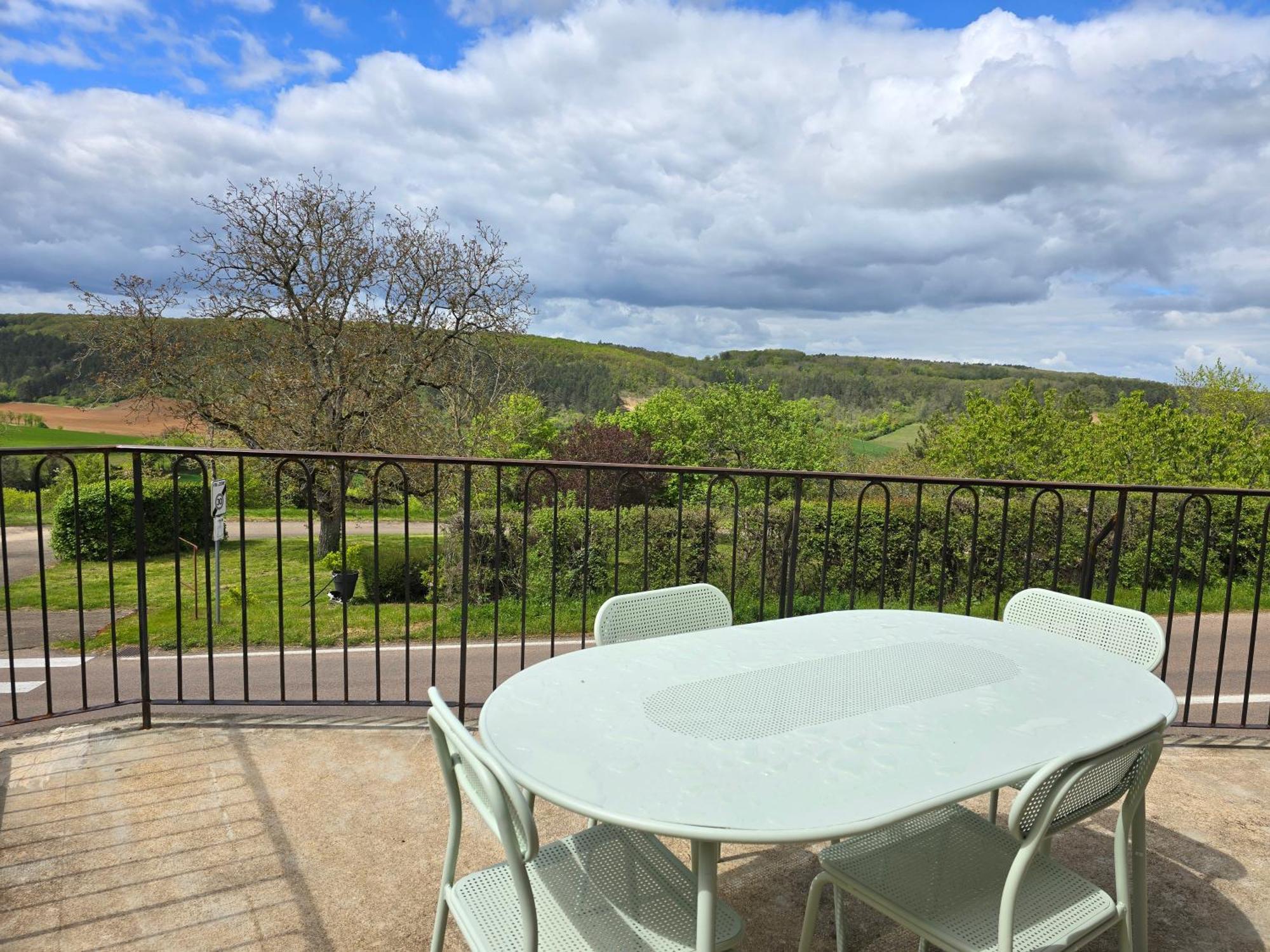 Gite Au Pied De La Colline Vézelay Esterno foto
